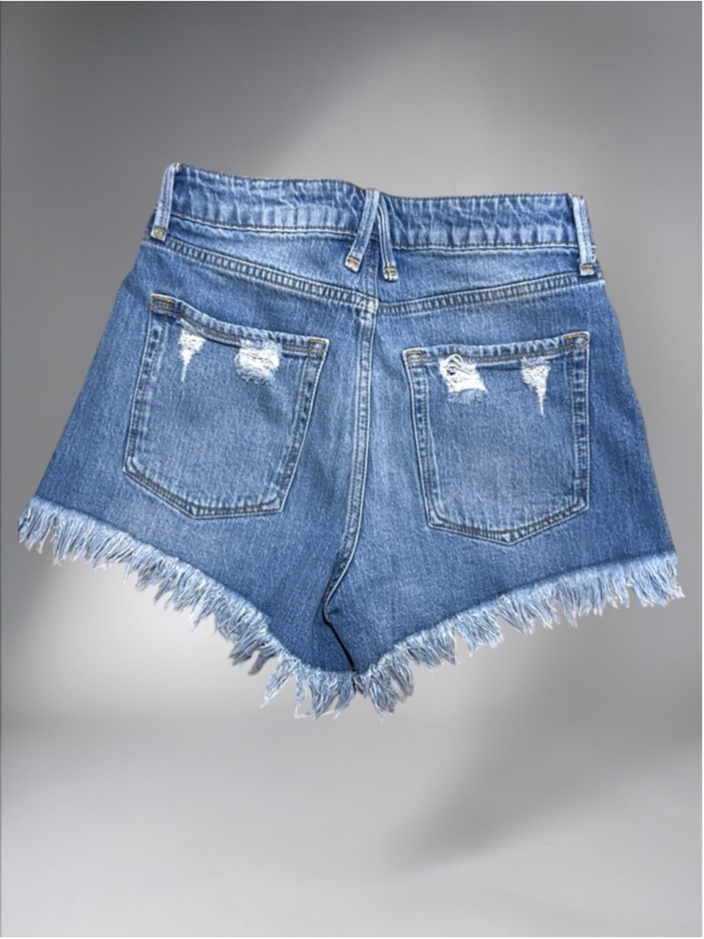 Good American Bombshell Short Chewed Pockets Size 4/27 - Picture 8 of 9